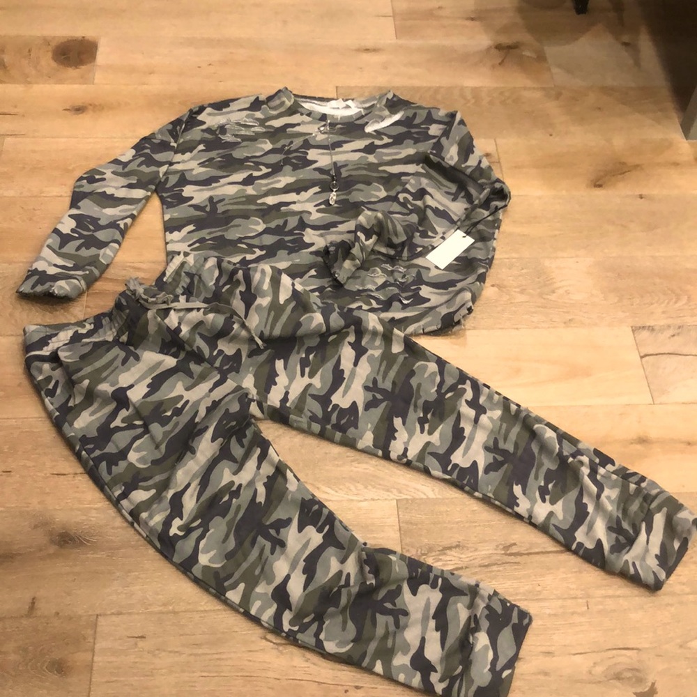 Active USA Women’s lounge wear. Camo green colors.Lots of styling cues cutouts.